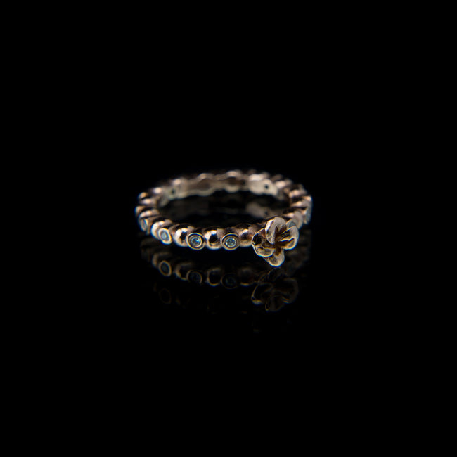 Designer Ring in 18k Rose Gold with fifteen Diamonds and a flower